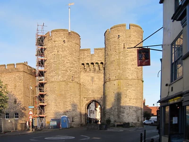 The City Walls & Medieval Lanes